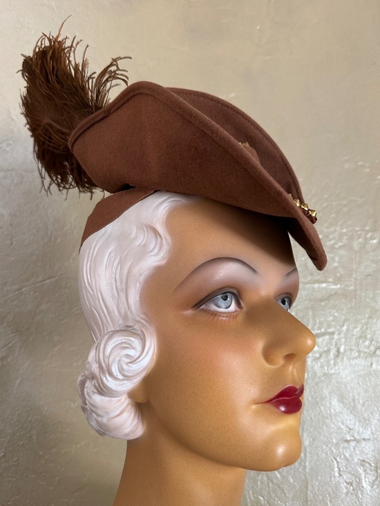 RARE 1930s\' TAN FELT TOY TILT HAT + GOLD STUDS & OSTRICH FEATHER main image 9